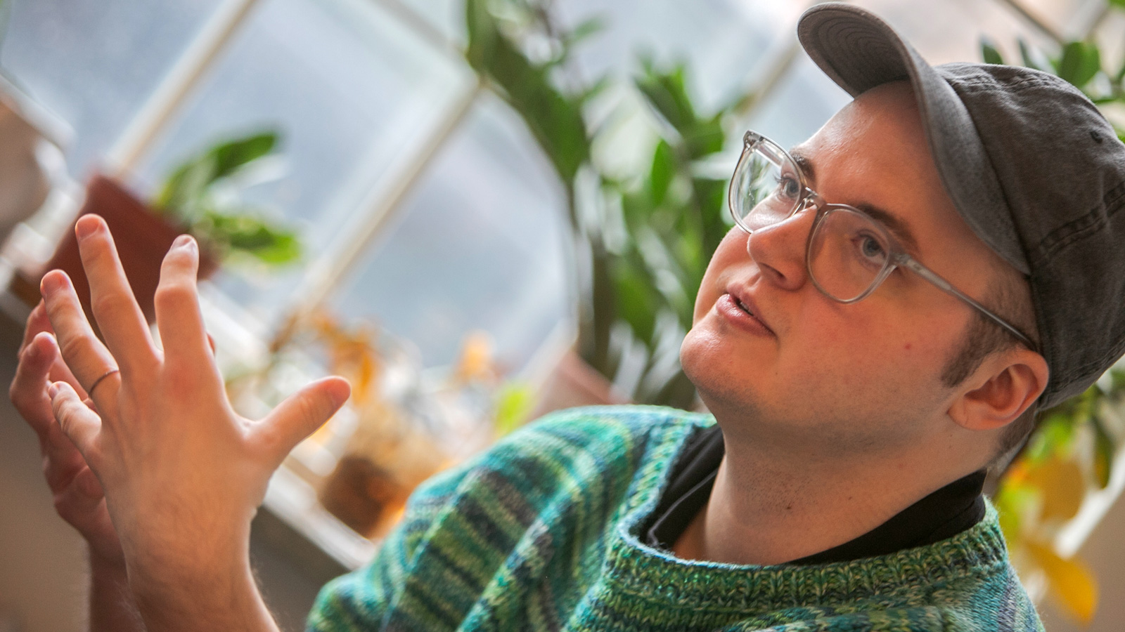 Voyaga etgan ayollar porno videolarda spermani yutib yuborishadi