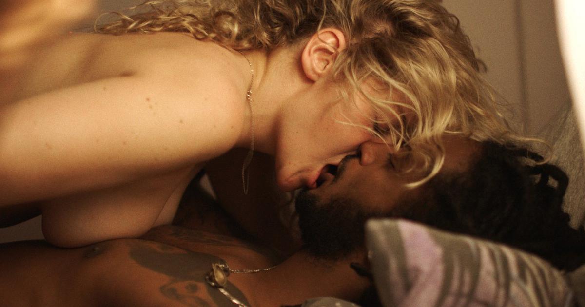 Yigitning navbatma-navbat qizlarni sikishi videosi. Kievdagi jinsiy qogirchoqlar