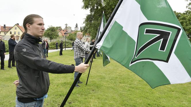 Nordiska motståndsrörelsen demonstrerar under Moderaternas dag i Almedalen 2017.