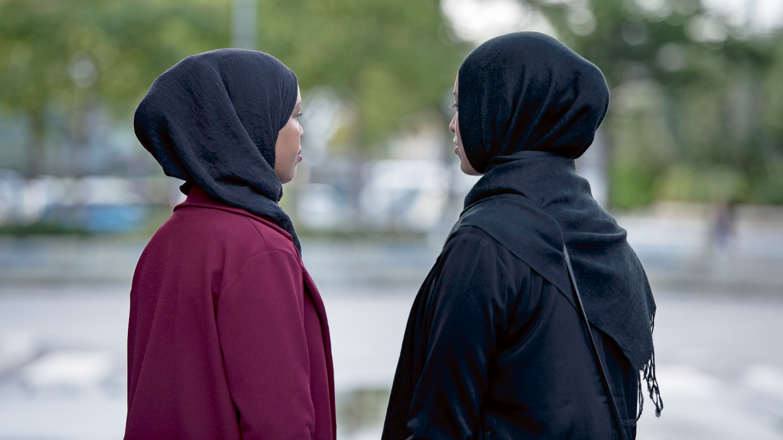 Porno devorga dik biriktirilgan