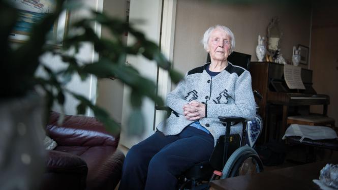 ”Jag har bott ensam  i tio år, men det går inte att jämföra med hur ensam jag kände mig på korttidsboendet”, säger Margit, som bor hemma.