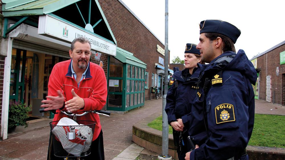 Utsatt läge – polis patrullerar på Lindängen | ETC Malmö