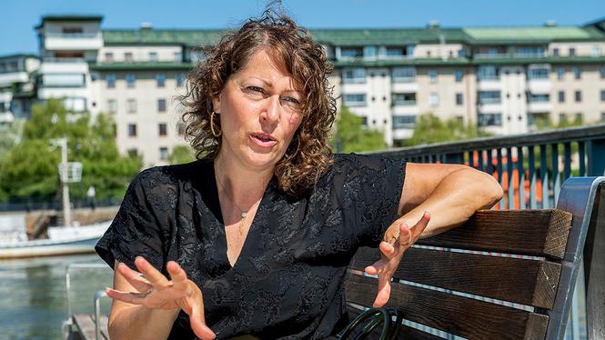 Elisabeth Åsbrink är inte imponerad av någon sida i Gaza-konflikten.
