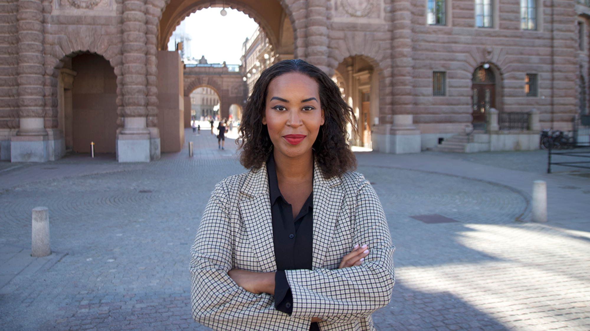 Yosh qiz katta qora xoroz soradi Dik eshakka sigmaydi