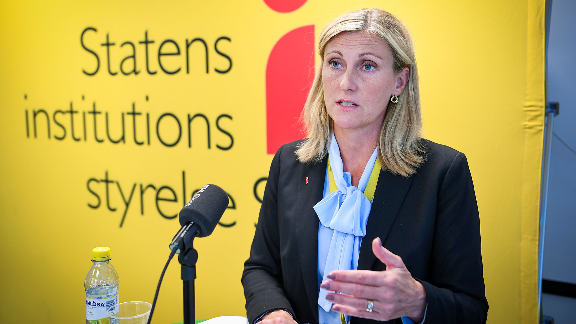 Den senaste tiden har det avslöjats flera allvarliga brister på Statens institutionsstyrelses ungdomsboenden (SiS). ­Vittnesmålen om flickor som diskrimineras, förtrycks och utsätts för våld tycks aldrig ta slut. Förtroendet för generaldirektör Elisabet Åbjörnsson Hollmark är förbrukat, skriver debattören.  