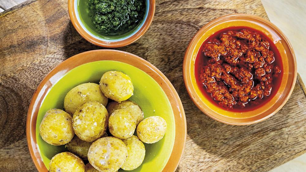 Skrynklig potatis med röd och grön sås | ETC nyhetsmagasin
