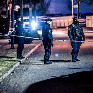 Polis och tekniker på plats efter attentatet i Mölndal.