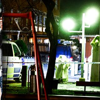 Polisen på plats i Hovsjö i Södertälje i natt efter skjutning av Salwan Momika.