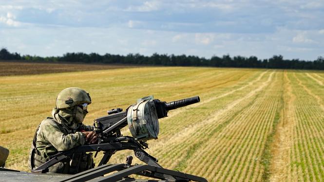 En rysk soldat håller vakt i södra Ukraina. Nu väntas Donald Trump erkänna ockuperade områden som ryska.