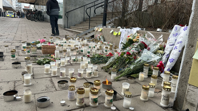 16-åringens vänner tände ljus och lämnade blommor vid platsen för skjutningen.