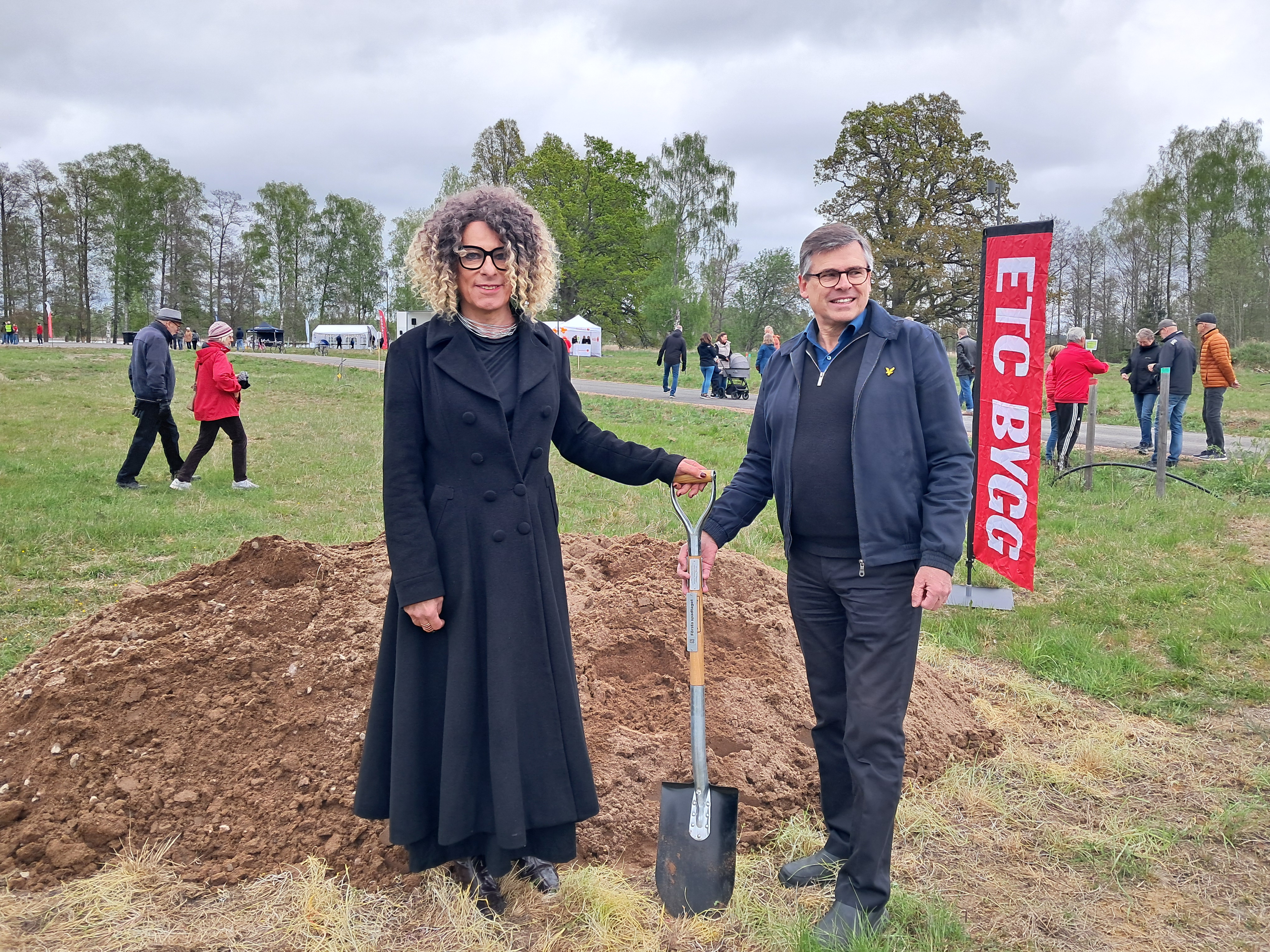 Johan Jenny Ehrenberg och Lars Rosander tog gemensamt det första spadtaget för de sju parhus ETC Bygg uppför i Hultsfred.