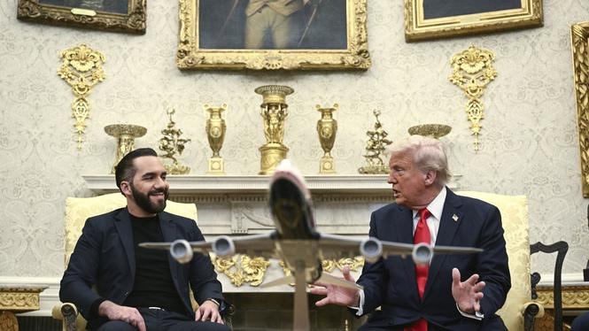 USA:s president Donald Trump tar emot El Salvadors president Nayib Bukele i vita huset den 14 april 2025.