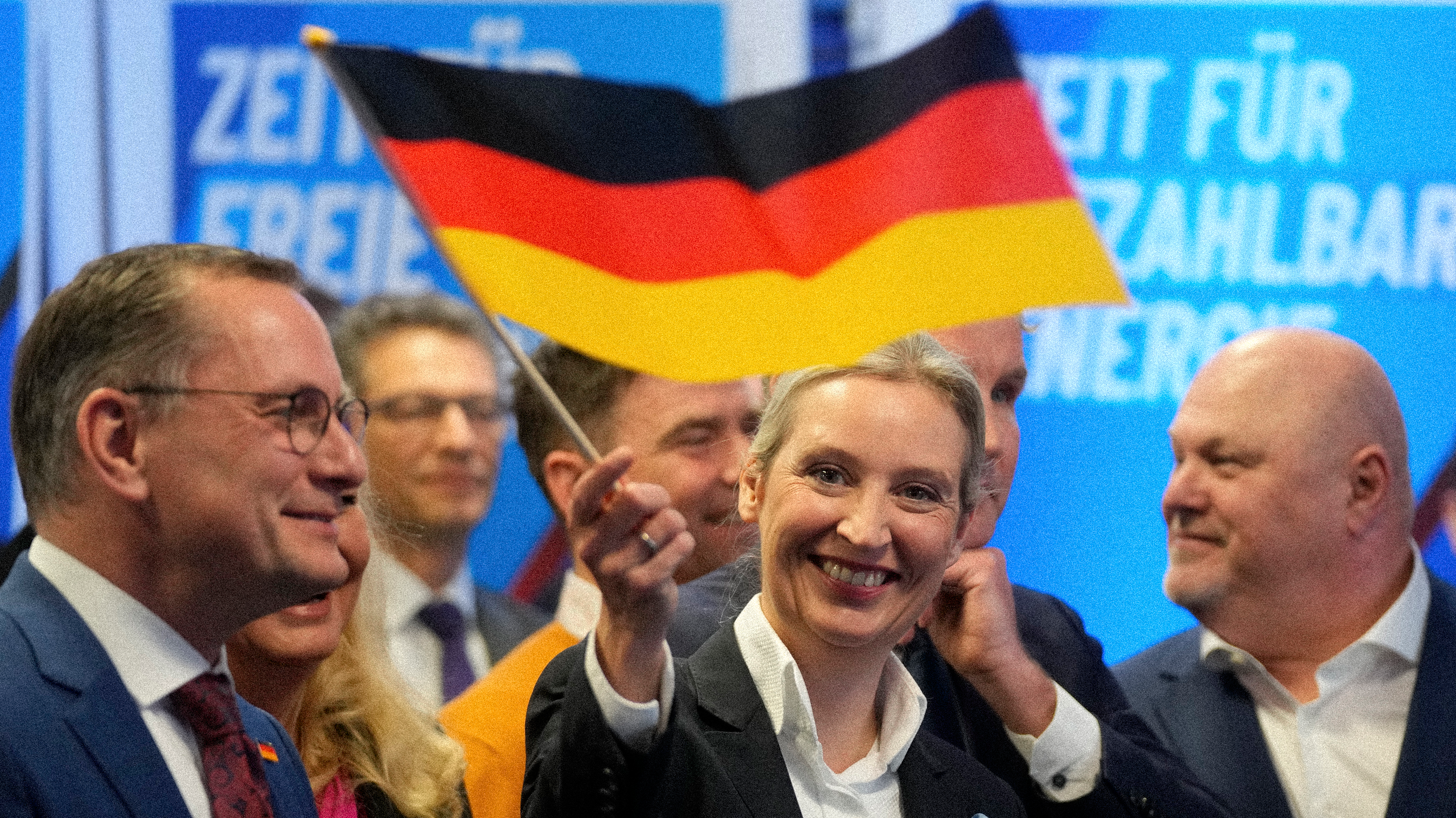 Ledaren för det tyska högerextrema partiet AFD, Alice Weidel, viftar med en tysk flagga vid AFD:s partihögkvarter i Berlin, Tyskland efter det tyska valet i februari i år.