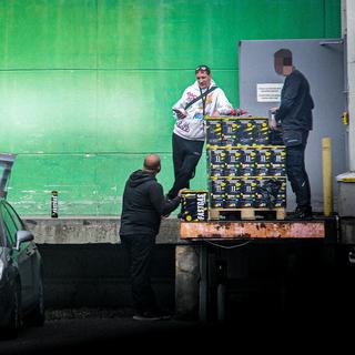 Mannen i vitt är Patrik Dahlberg, som sålt lustgas för 43 miljoner kronor. Men regeringen vill ha bort partydrogen. Dagens ETC har kartlagt de som blev gasmiljonärer innan den nya lagen gör det förbjudet att sälja gas för att bli hög.