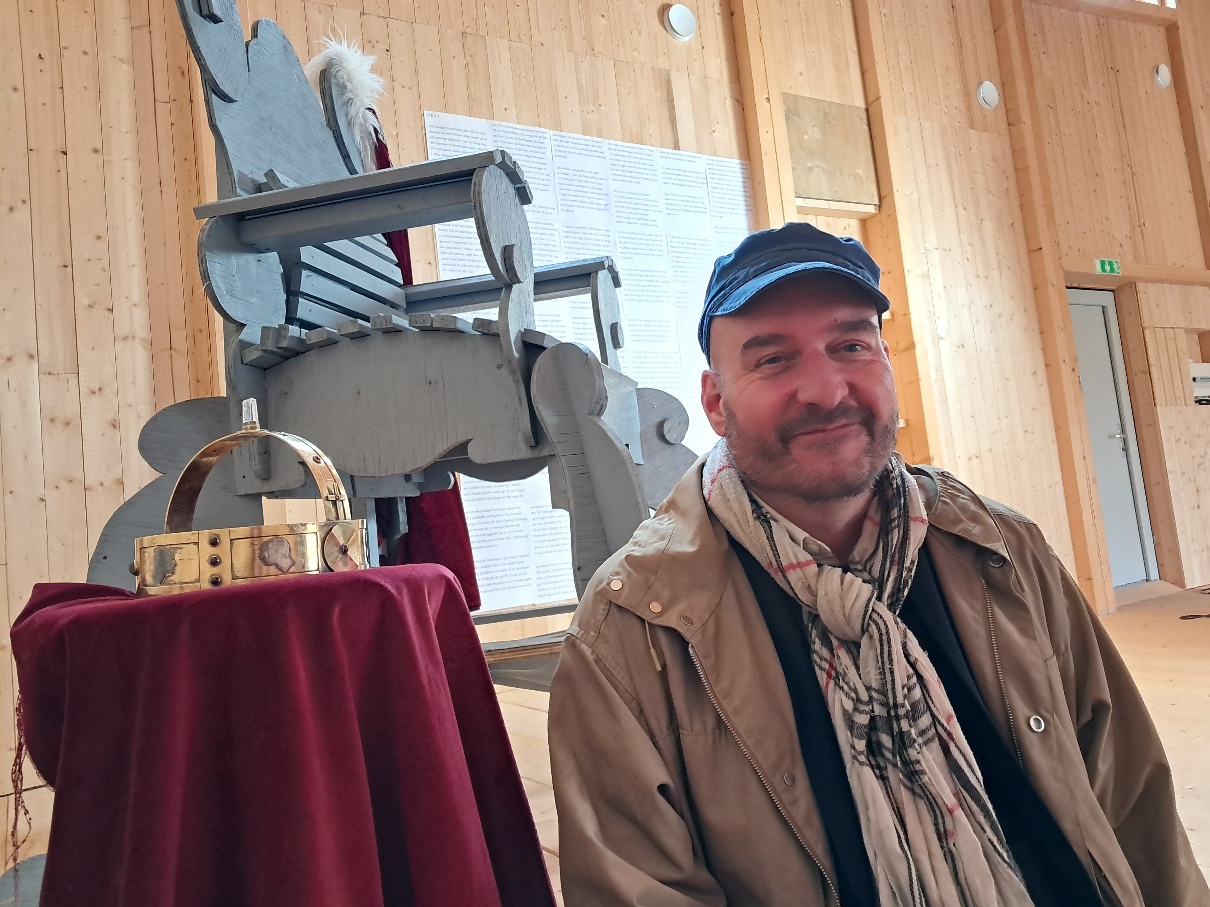 Konstnären Alexander Mood är intresserad av gränser. Men mer av gränser mellan liv-död och konst-verklighet än nationers gränser.