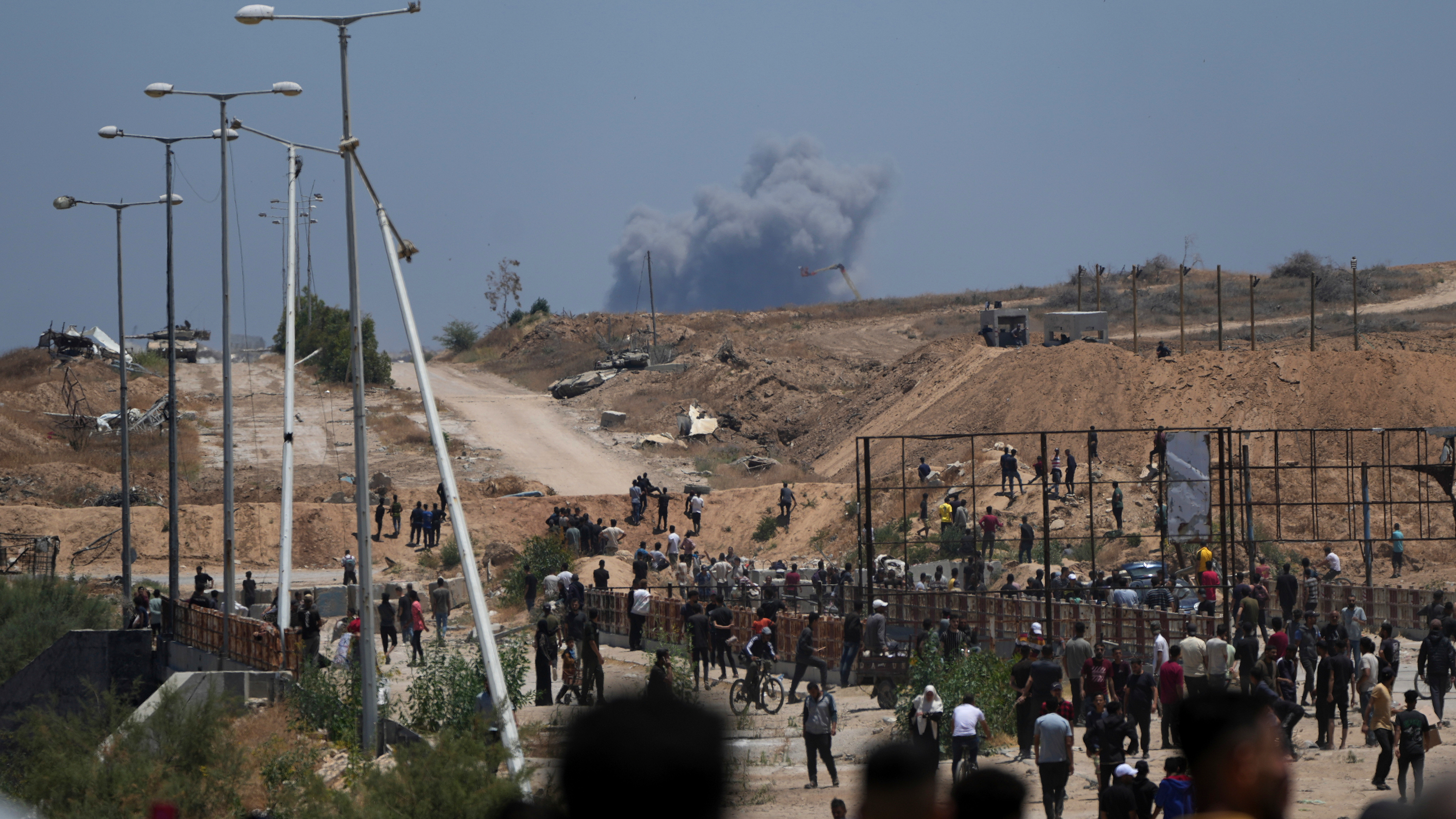 Sedan den nya israeliska stiftelsen Gaza humanitarian foundation (GHF), började dela ut nödhjälp via fyra olika hjälpstationer, har dussintals människor dödats och hundratals skadats.