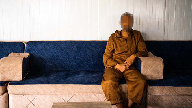 Året 2014 lever John ett liv inte olikt andra svenska 24-åringar. Men en dag bokar han en resa till Antalya med Solresor. Han ska till IS, till kalifatet i Syrien.