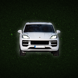 Under skoljätten Tellusgruppens bolag Tellusbarn finns en Porsche Cayenne som köptes 2022 registrerad på bolaget.