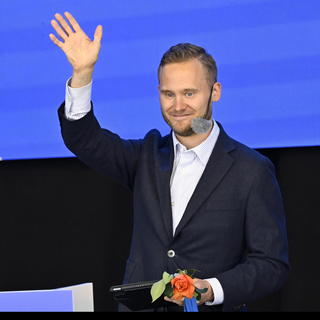 Sverigedemokraternas vice partiledare Henrik Vinge välkomnar Simona Mohamsson som ny L-ledare.