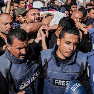 Maj 2025. Kollegor bär den palestinska journalisten Hassan Essliah under begravningsceremonin. Han dödades av en israelisk bombräd.