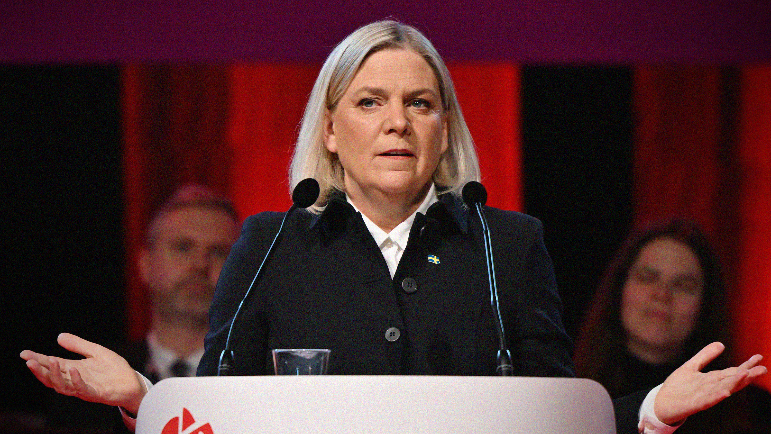 Magdalena Andersson (S) leder oppositionen som vill riva upp regeringens bidragstak.