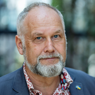 Både försvar av yttrandefrihet och terrorbekämpning är statsministerns ansvar, betonar Jonas Sjöstedt (V), som upprörs över Ulf Kristerssons (M) uttalande om demonstrationerna för Palestina.