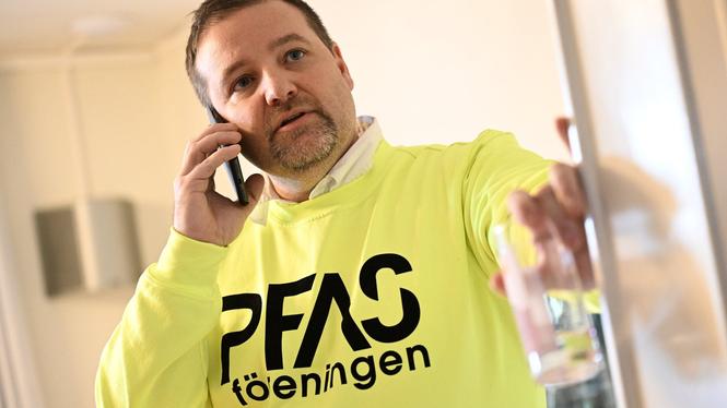 PFAS-föreningens ordförande Herman Afzelius med ett glas vatten.
