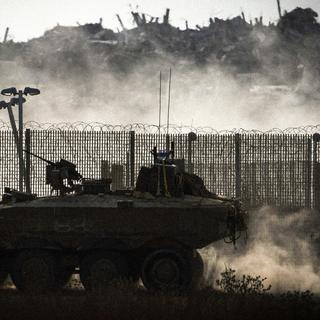Israeliskt pansarfordon vid gränsen mellan Israel och Gazaremsan.