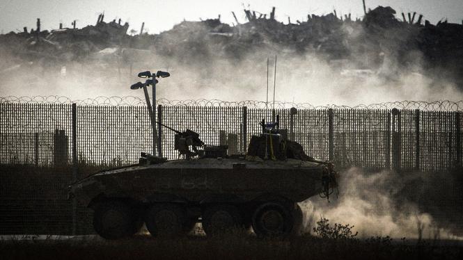 Israeliskt pansarfordon vid gränsen mellan Israel och Gazaremsan.