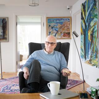 Roger Akelius har tjänat hundratals miljarder på bostäder och är omtalad för sina renovräkningar – men också för sitt samhällsengagemang.