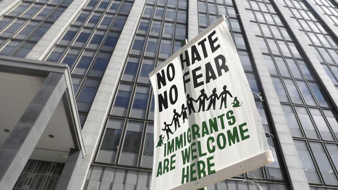 En person håller upp ett plakat med texten ”Inget hat ingen rädsla invandrare välkomna” utanför en domstsolsbyggnad i San Francisco, USA, den 15 juli i år. (Lea Suzuki/San Francisco Chronicle via AP) CAFRA202