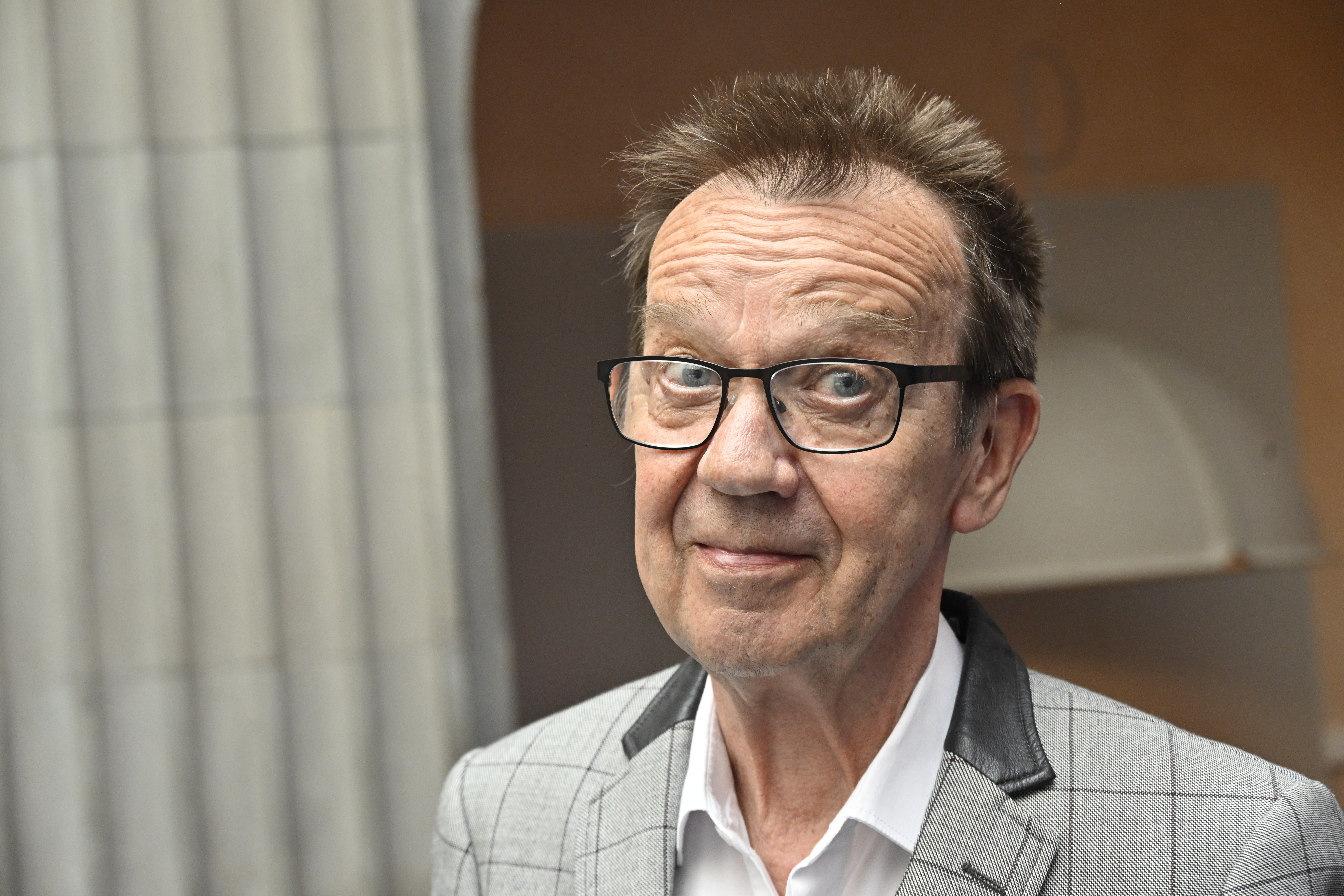 Björn Skifs lägger ned karriären på grund av sin sjukdom. 