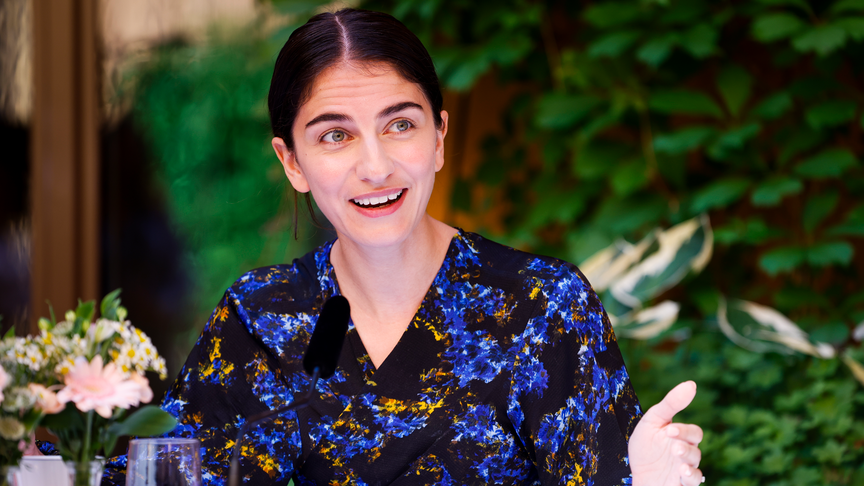 Klimatminister Romina Pourmokhtari (L) vid regeringens sommarfika på Rosenbads innergård på torsdagen.