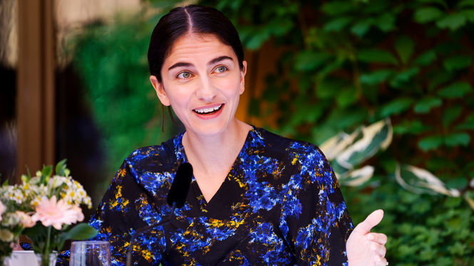 Klimatminister Romina Pourmokhtari (L) vid regeringens sommarfika på Rosenbads innergård på torsdagen.