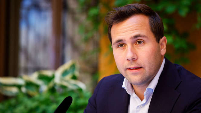 Bstånds- och utrikeshandelsminister Benjamin Dousa är en av de som upprörs över EU-förslaget om skatt på vitt snus.