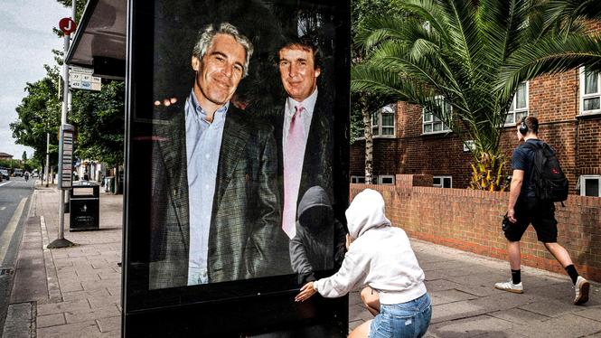 Aktivist i London sätter kablar upp en gammal bild på Jeffrey Epstein och Donald Trump på en busskur utanför USA:s ambassad. 