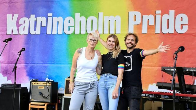 Åsa Levander (till vänster) tillsammans med Ylvali Winkler och Martin Olsson, även de styrelsemedlemmar i Katrineholm Pride, ser fram emot sommarens tioårsjubileum.

