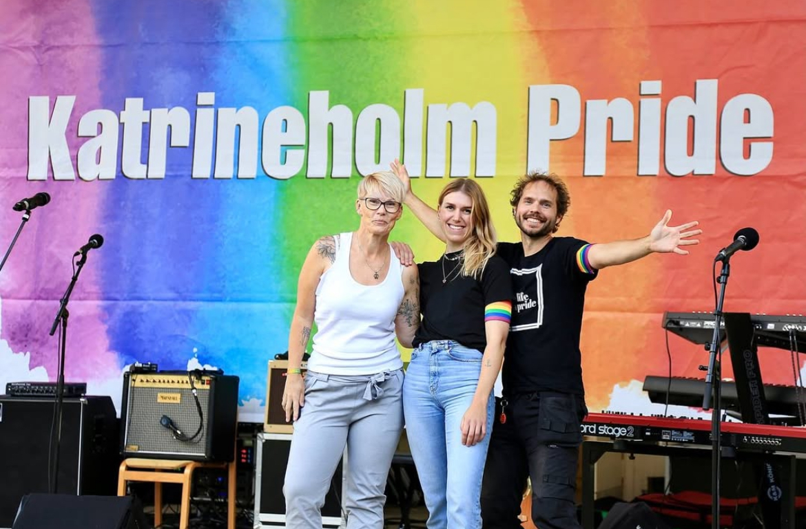 Åsa Levander (till vänster) tillsammans med Ylvali Winkler och Martin Olsson, även de styrelsemedlemmar i Katrineholm Pride, ser fram emot sommarens tioårsjubileum.

