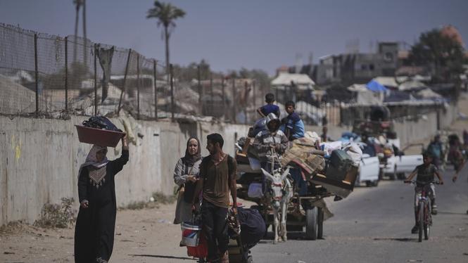 Palestinier tvingades på söndagen lämna sina hem i Dayr al-Balah efter att Israels militär utfärdat en evakueringsorder.