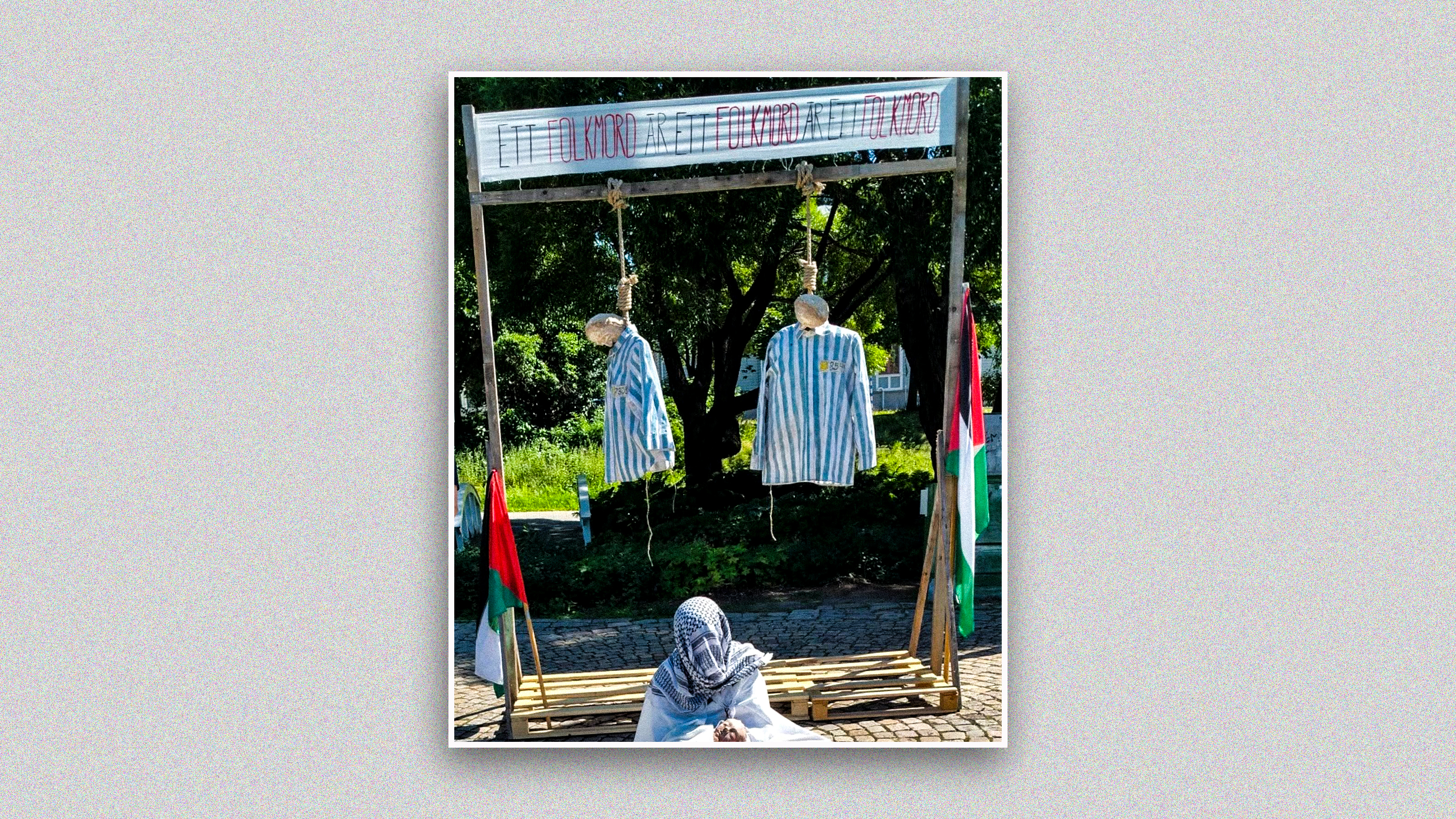 Två dockor iklädda blårandiga skjortor med davidsstjärnor hängdes upp med snaror runt halsen under en demonstration för Palestina i Umeå i fredags.