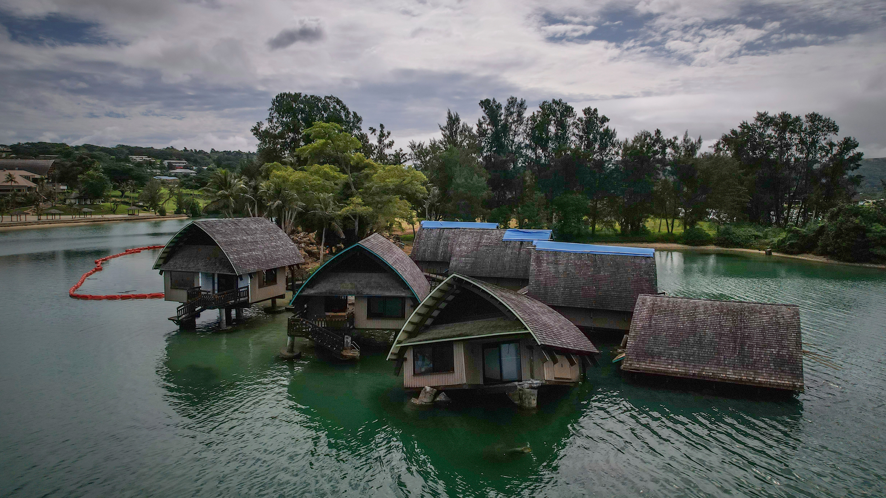 Ett Holiday Inn-komplex i Port Vila, Vanuatu, som delvis sjunkit efter att ha drabbats av flera cykloner och en jordbävning.