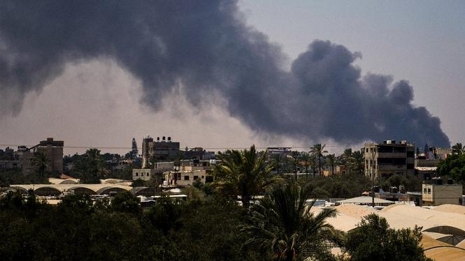 Rök efter israeliska bomber stiger över Deir al-Balah, staden där WHO-arbetare greps under gårdagen.