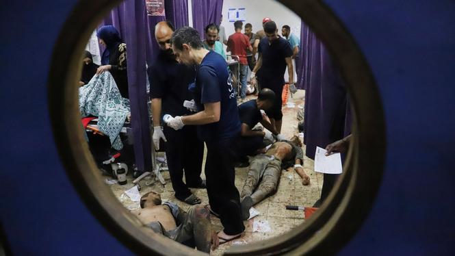 Palestinier som skadades under en matutdelning på ett center drivet av Gaza Humanitarian Foundation, en USA-stödd organisation som är godkänd av Israel, får vård på golvet i Nasser-sjukhuset i Khan Younis, södra Gazaremsan, den 19 juli 2025.