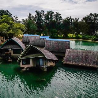 Ett Holiday Inn-komplex i Port Vila, Vanuatu, som delvis sjunkit efter att ha drabbats av flera cykloner och en jordbävning. 
