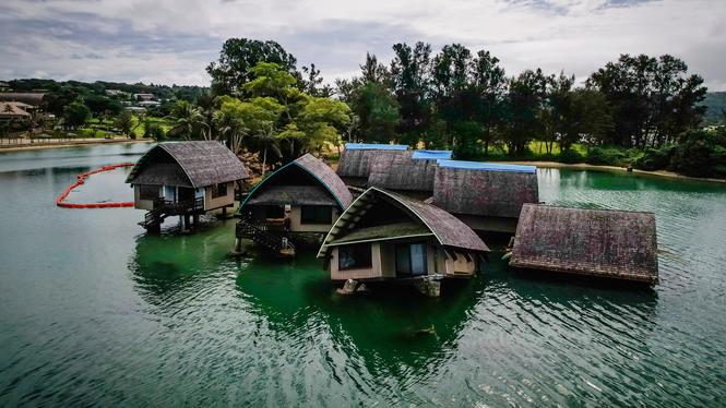Ett Holiday Inn-komplex i Port Vila, Vanuatu, som delvis sjunkit efter att ha drabbats av flera cykloner och en jordbävning.