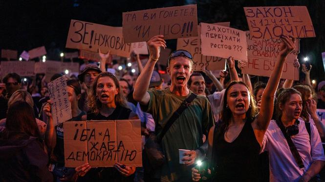 2 000 till 3 000 personer samlades igår kväll i Kiev för att protestera mot den nya lagändringen.