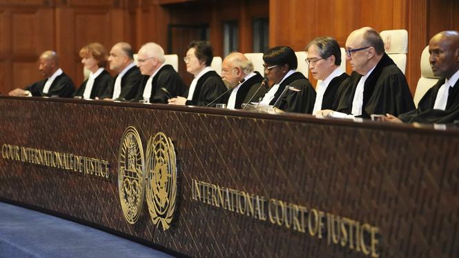 Internationella domstolens (ICJ) ordförande Yuji Iwasawa, trea från höger, levererar domstolens utlåtande i nederländska Haag på onsdagen, flankerad av övriga domare.