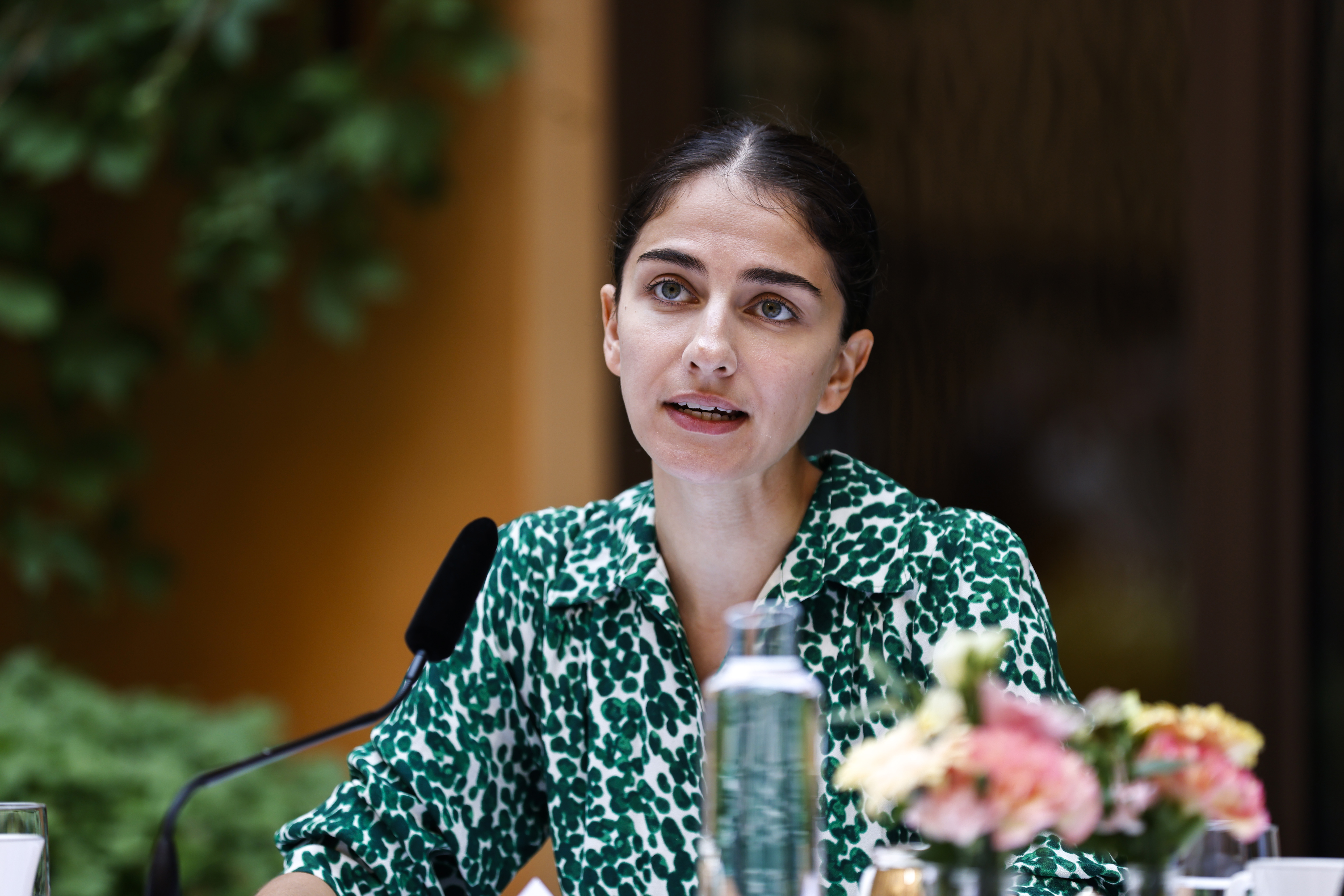 Klimat- och miljöminister Romina Pourmokhtari (L) vid regeringens sommarfika på Rosenbads innergård på torsdagen.