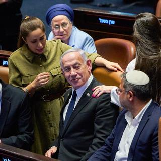 Israels premiärminister Benjamin Netanyahu omringad av ministrar i Knesset, Israles parlament, tidigare i juni.