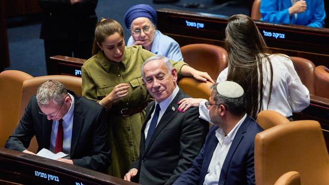 Israels premiärminister Benjamin Netanyahu omringad av ministrar i Knesset, Israles parlament, tidigare i juni.